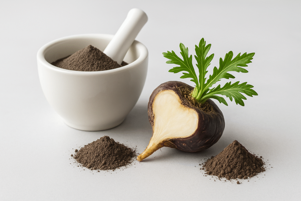 Fotografía realista de maca negra en polvo, raíz fresca con hojas verdes y mortero sobre mesa de madera